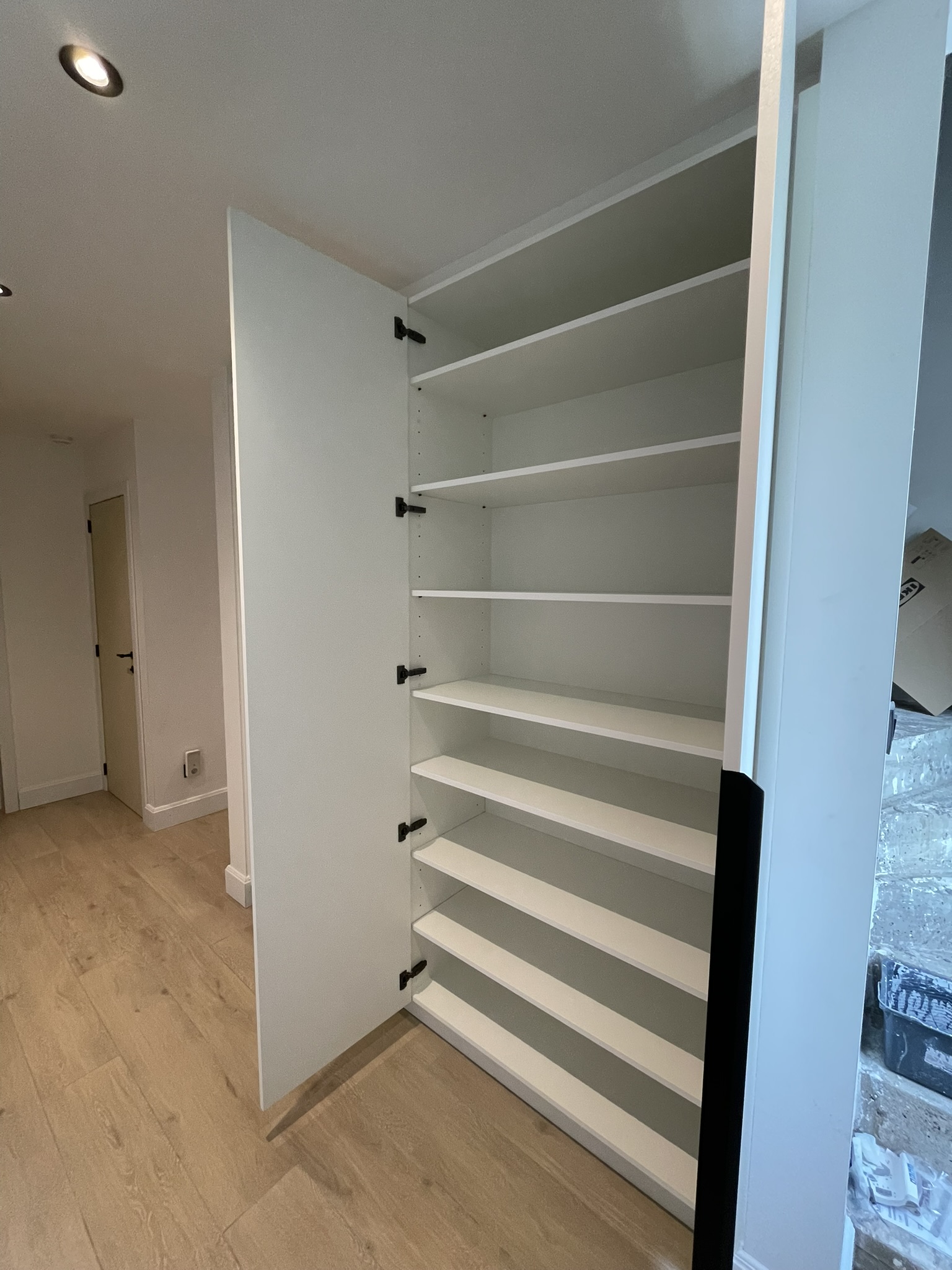 Gangkast in mat wit, precies aansluitend tegen wand en plafond